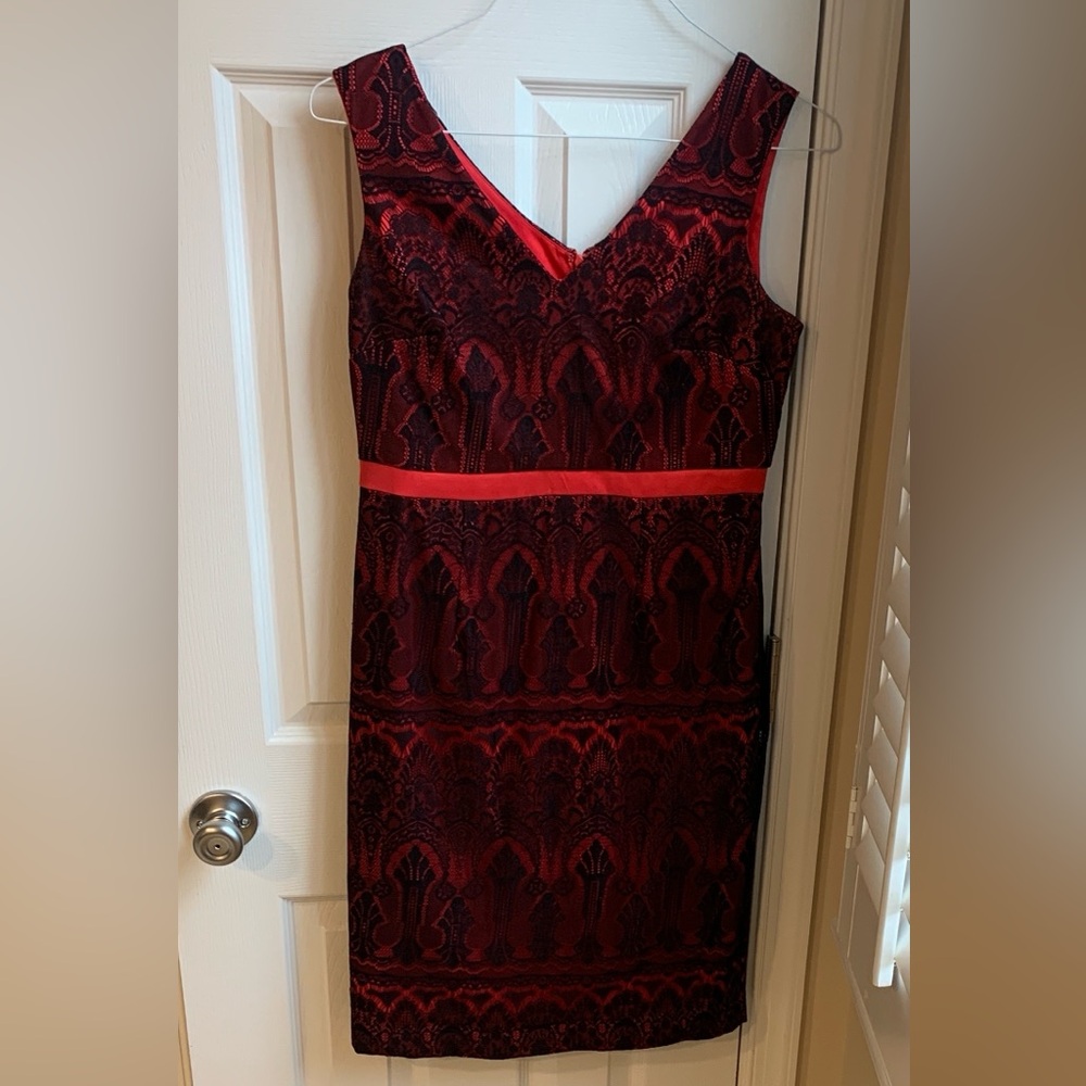Elegant Red and Black Sleeveless Dress
